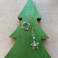 クリスマスのピアス　銀色リースと星 3枚目の画像