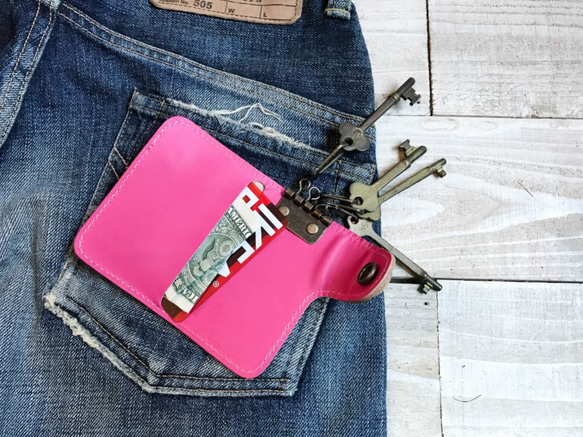 ▲ TWO FOLD 有一個粉紅色的“雙折鑰匙包”卡袋，外觀酷炫（TFK-HP-PAh） 第3張的照片