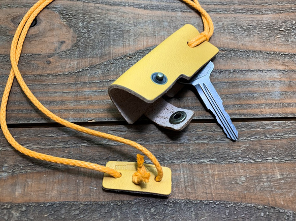 ▲ OTONA 鑰匙是醒目的亮黃色，可以連接到“Otonaka Gikko Keychain”褲子（OKK-YYY-Y）。 第2張的照片