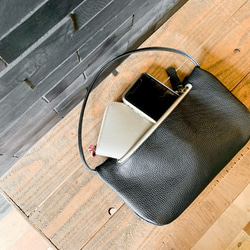 ▲ONE義大利皮革：可裝長錢包、畢業典禮、入學典禮的「One Seamless Pouch Bag」（BM190006） 第6張的照片