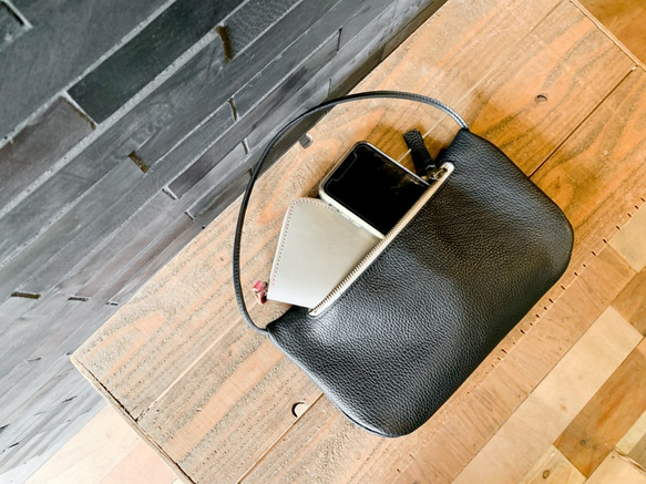 ▲ONE義大利皮革：可裝長錢包、畢業典禮、入學典禮的「One Seamless Pouch Bag」（BM190006） 第6張的照片