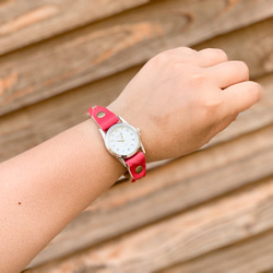 ▲EDGE モノトーンコーデに合わせたい赤メッシュ「エッジニット 腕時計」手元スッキリ見せ（EKW-RR） 3枚目の画像