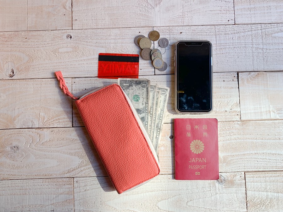 ▲CLAY いつも手にしていたい太陽のような赤「クレイジップ 長財布」クセになる色味（CZW-RWR-R）