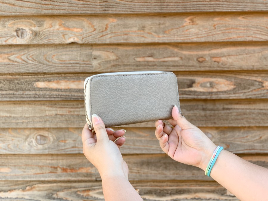 ▲CLAY 涼やかに魅せるスタイリッシュグレー「クレイジップ 長財布」サマになる美しさ（CZW-HWH-H）