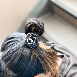 ▲FLORAL 一朵別緻酷炫的黑色花朵「Floral Cubic Hair Tie」也可以參加入學典禮（AA190004） 第1張的照片
