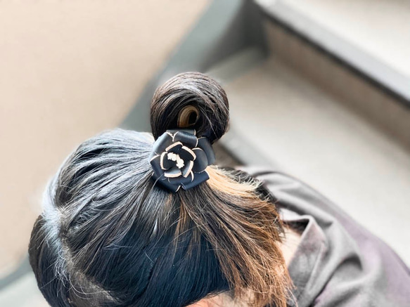 ▲FLORAL 一朵別緻酷炫的黑色花朵「Floral Cubic Hair Tie」也可以參加入學典禮（AA190004） 第1張的照片