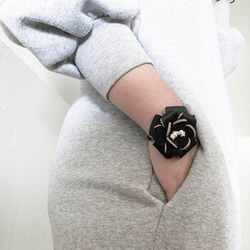 ▲FLORAL 一朵別緻酷炫的黑色花朵「Floral Cubic Hair Tie」也可以參加入學典禮（AA190004） 第9張的照片