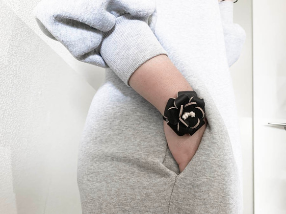 ▲FLORAL 一朵別緻酷炫的黑色花朵「Floral Cubic Hair Tie」也可以參加入學典禮（AA190004） 第9張的照片