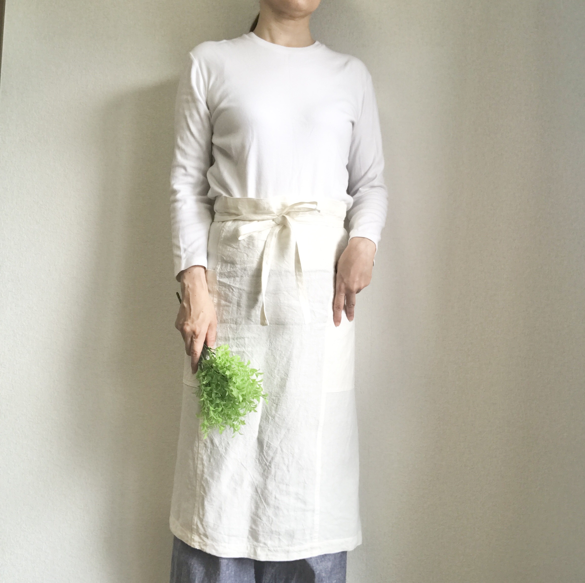 洗いこまれた自然な風合いのソムリエエプロン　ベルギーリネン２５番手　ホワイト