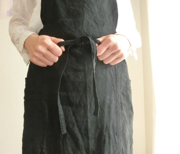 ワークエプロン　肩紐バイカラー　ベルギーリネン　ブラック×肩紐カーキ 4枚目の画像