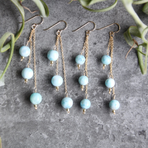 ブルーシラー抜群の大粒ラブラドライトカービングのしゃらしゃらピアス