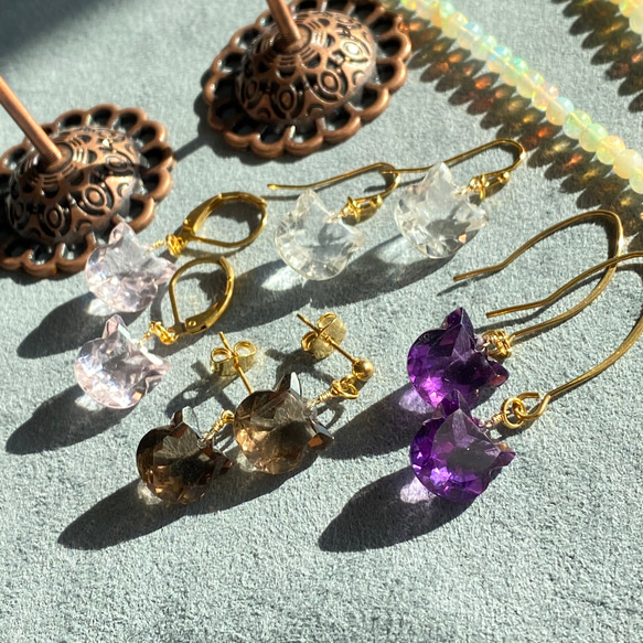 ラピスラズリ形が素敵なカービングピアスチャーム