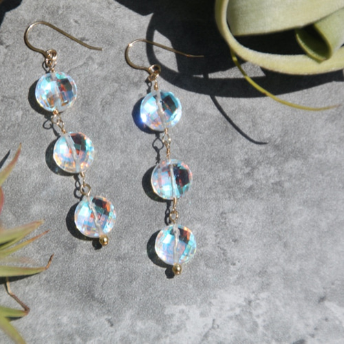 ブルーシラー抜群の大粒ラブラドライトカービングのしゃらしゃらピアス