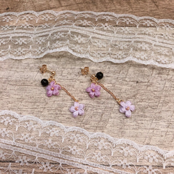 刺繡線手編/黑瑪瑙小花垂墜式耳環 第3張的照片