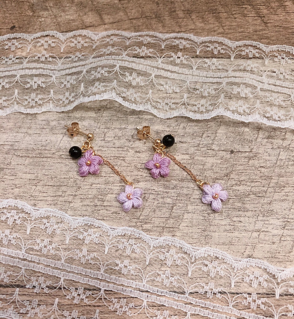 刺繡線手編/黑瑪瑙小花垂墜式耳環 第3張的照片