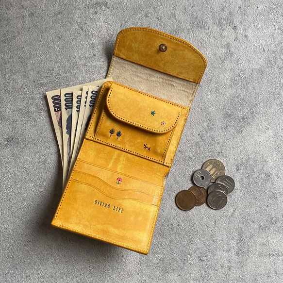 お札が折れないコンパクト 財布 ハニーイエロー 筆記体 Present for