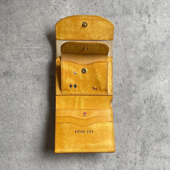 お札が折れないコンパクト 財布 ハニーイエロー 筆記体 Present for