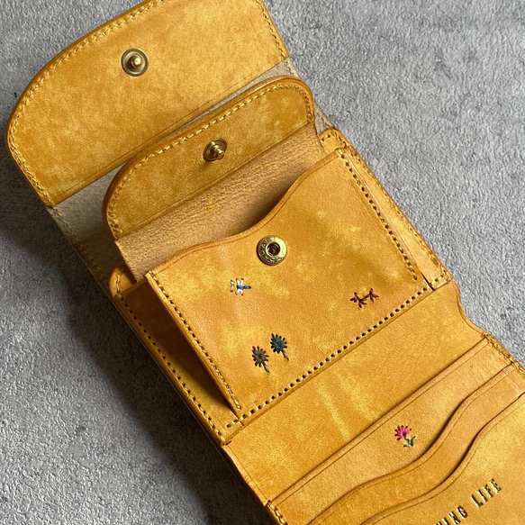 お札が折れないコンパクト 財布 ハニーイエロー 筆記体 Present for