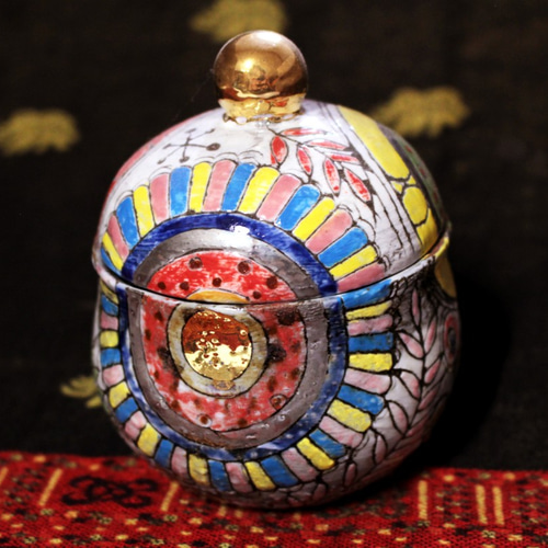 カラフル 金がキラキラ輝く蓋付き陶器カップ 作品番号009 マグカップ