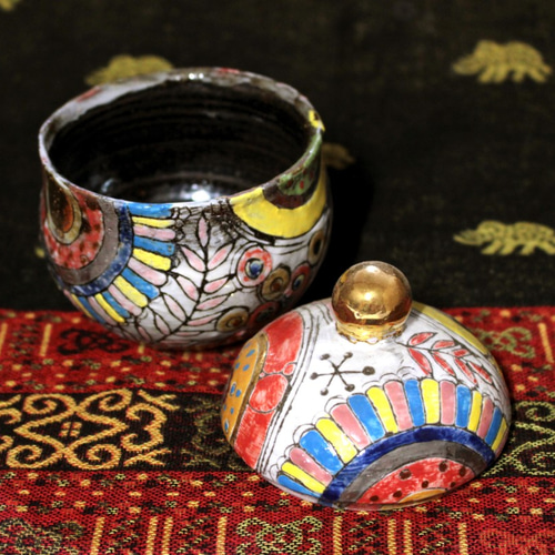 カラフル 金がキラキラ輝く蓋付き陶器カップ 作品番号009 マグカップ