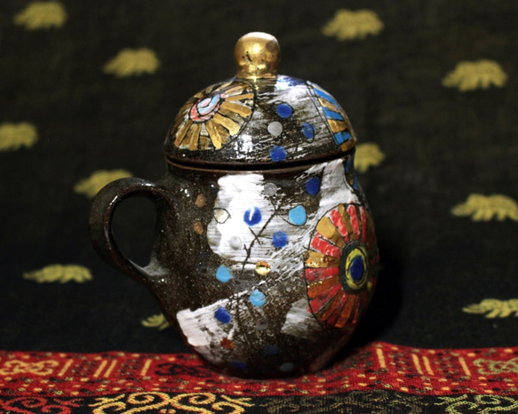 カラフル　金がキラキラ輝く　蓋付き陶器カップ　作品番号014 2枚目の画像