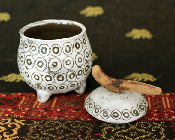 白黒　水玉模様　陶器カップ　四つ足と流木の蓋付き　作品番号024 2枚目の画像