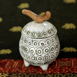 白黒　水玉模様　陶器カップ　四つ足と流木の蓋付き　作品番号024 3枚目の画像