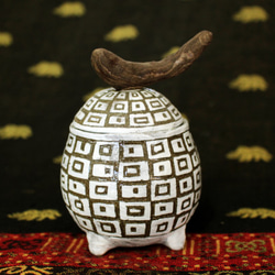 白黒　格子模様　陶器カップ　四つ足と流木の蓋付き　作品番号025 1枚目の画像