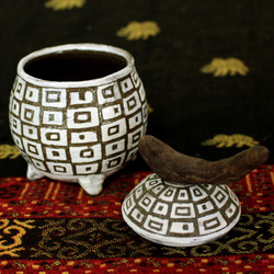 白黒　格子模様　陶器カップ　四つ足と流木の蓋付き　作品番号025 2枚目の画像