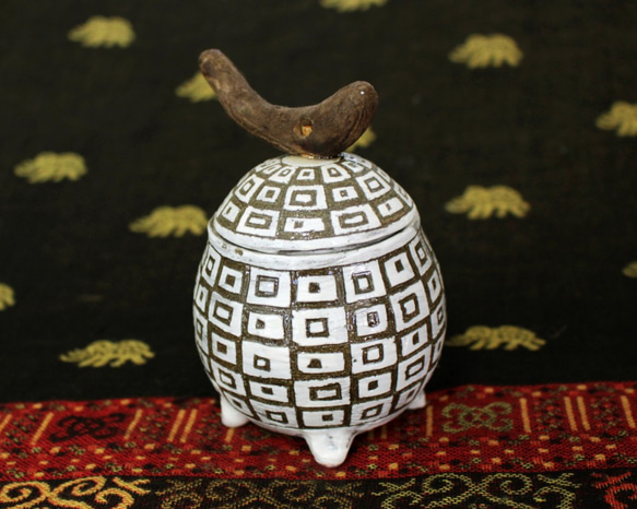 白黒　格子模様　陶器カップ　四つ足と流木の蓋付き　作品番号025 3枚目の画像