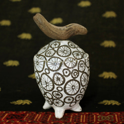 白黒　花模様　陶器カップ　四つ足と流木の蓋付き　作品番号026 1枚目の画像