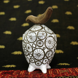 白黒　花模様　陶器カップ　四つ足と流木の蓋付き　作品番号026 3枚目の画像