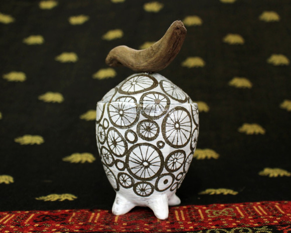白黒　花模様　陶器カップ　四つ足と流木の蓋付き　作品番号026 3枚目の画像