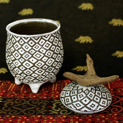 白黒　菱模様　陶器カップ　四つ足と流木の蓋付き　作品番号027 2枚目の画像