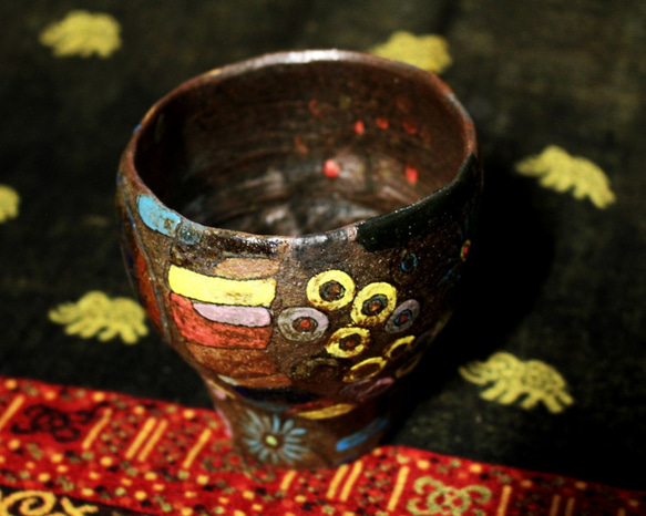 カラフル　手びねり金彩　陶器ぐい吞みカップ　作品番号039 4枚目の画像