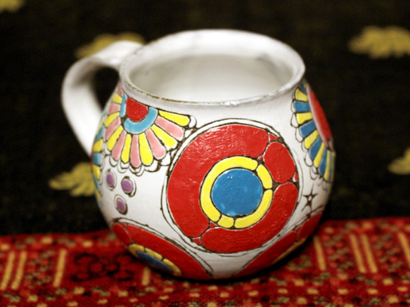カラフルな花たちと赤丸の陶器カップ　作品番号040 4枚目の画像