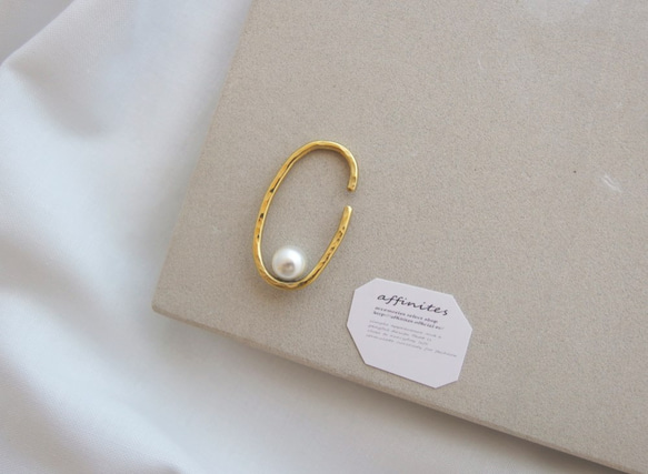 黃銅/珍珠金耳夾，適合入學典禮、畢業典禮和正式場合 第1張的照片