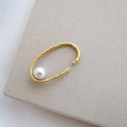 黃銅/珍珠金耳夾，適合入學典禮、畢業典禮和正式場合 第3張的照片