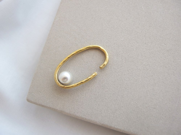 黃銅/珍珠金耳夾，適合入學典禮、畢業典禮和正式場合 第3張的照片