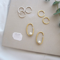 黃銅/珍珠金耳夾，適合入學典禮、畢業典禮和正式場合 第4張的照片