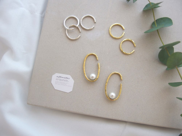 黃銅/珍珠金耳夾，適合入學典禮、畢業典禮和正式場合 第4張的照片