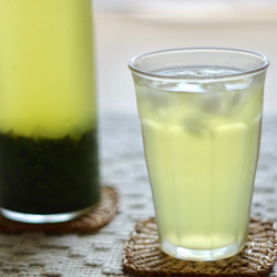 夏ギフトに！芽重型の高級緑茶「貢大・萌・碧」&茶こし付き耐熱ガラスボトルのギフトボックス！ 4枚目の画像