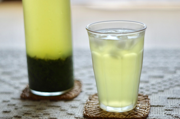 夏ギフトに！芽重型の高級緑茶「貢大・萌・碧」&茶こし付き耐熱ガラスボトルのギフトボックス！ 4枚目の画像