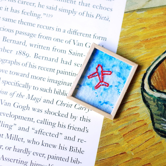 身につける景色#18 飛行機 水彩 紙刺しゅう 紙刺繍 ミニ画 ブローチ 1枚目の画像