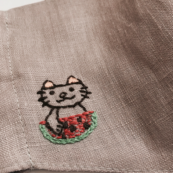 〈受注制作〉刺繍入り リネンの夏マスク ねこ（すいかと浮き輪）くすみカラー 2枚目の画像