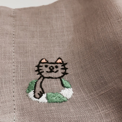 〈受注制作〉刺繍入り リネンの夏マスク ねこ（すいかと浮き輪）くすみカラー 3枚目の画像