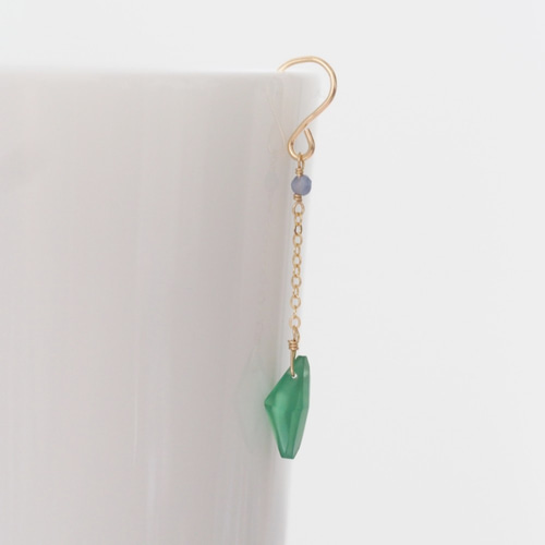 14kgf グリーンオニキスピアス minikin]14kgf/小さなピアス×グリーンオニキス