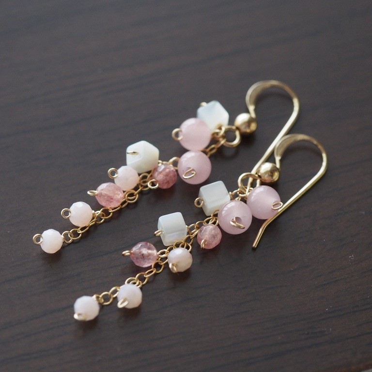 ストライプブルーオパールとルビーのピアス Ω ピアス