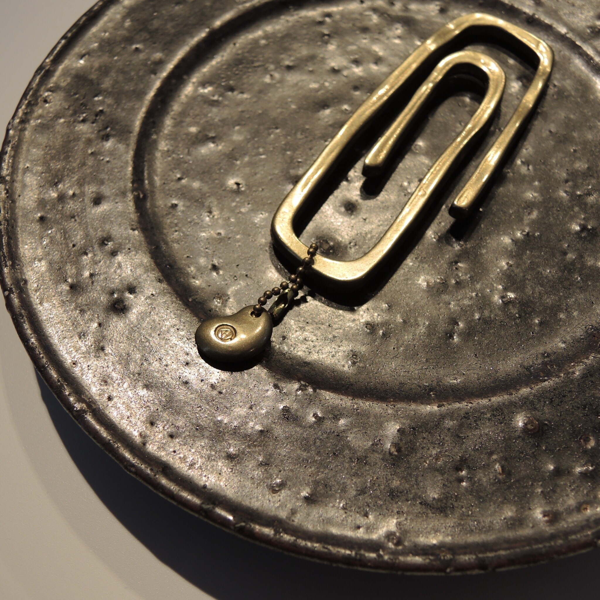 真鍮クリップチャーム バックチャーム　ペーパーウェイト《KHK-001-B》