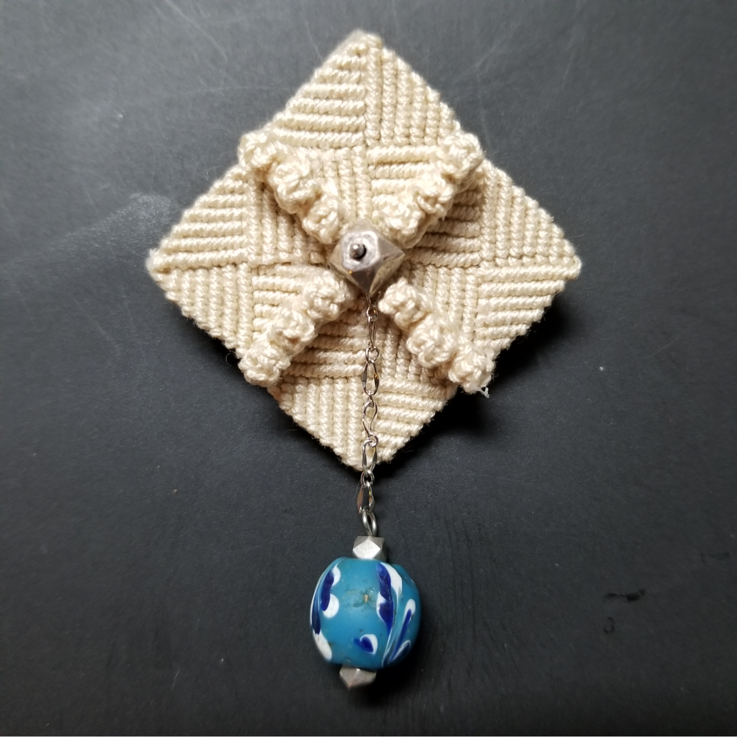 マクラメレースとアンティークビーズ